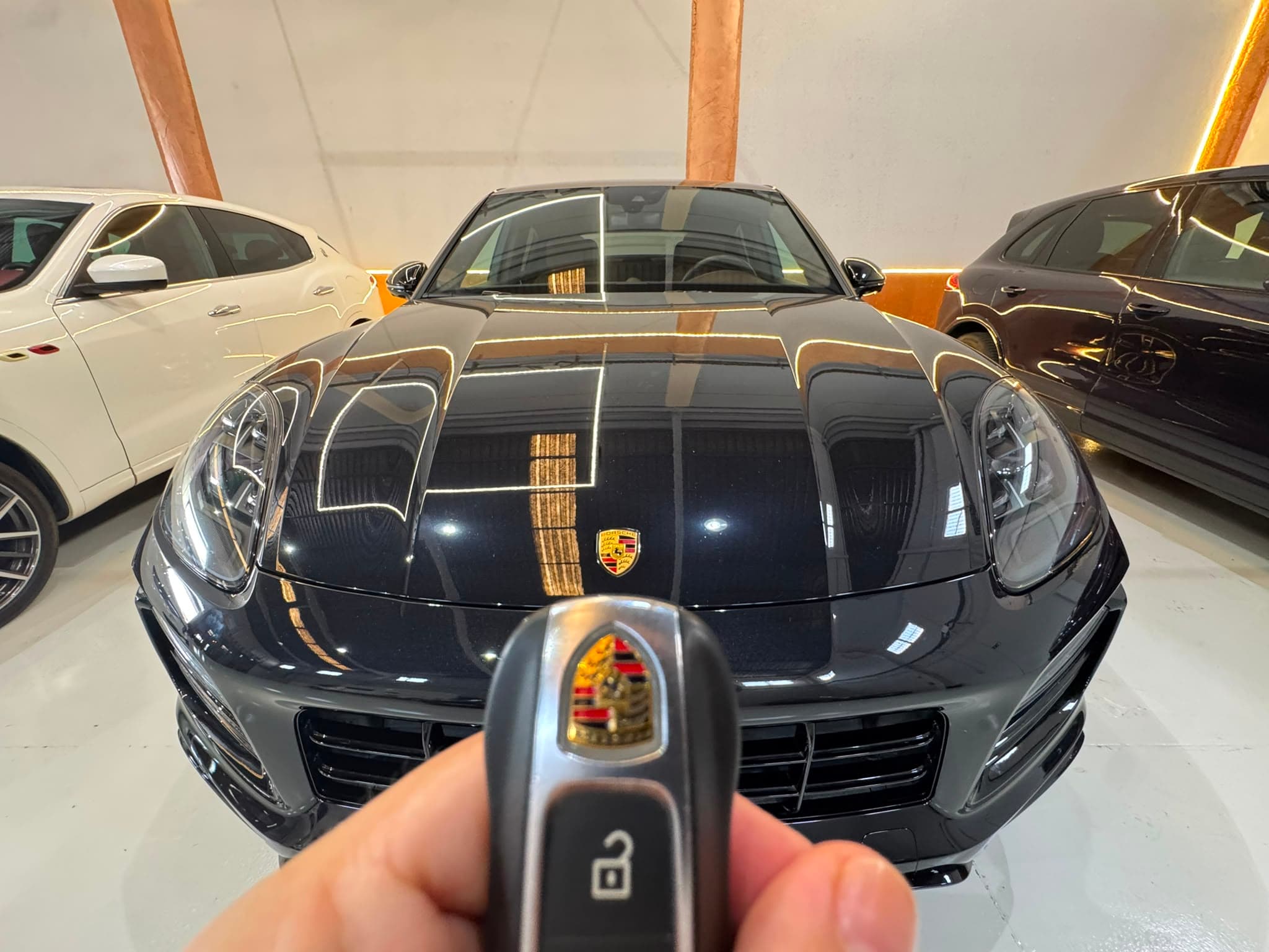 Llave de un Porsche preparada frente al vehículo antes de su entrega