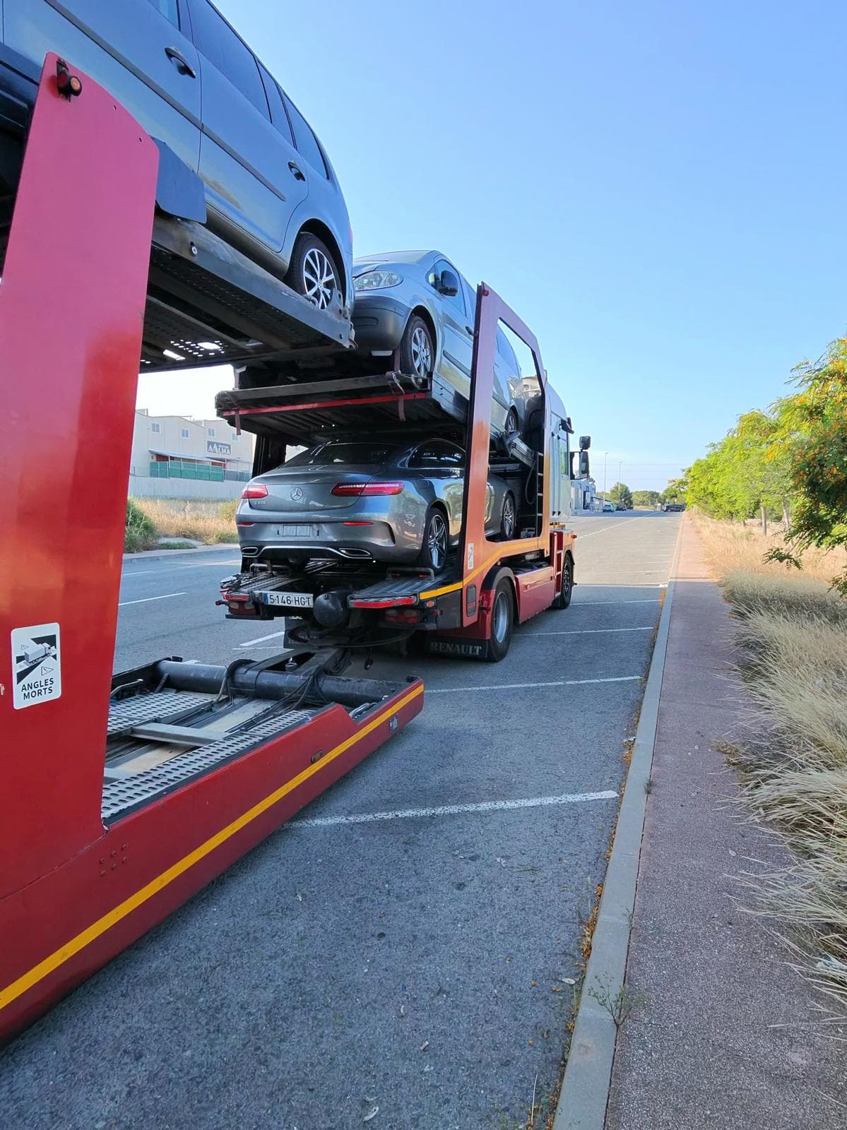 Vehículos distribuidos en las dos plataformas de un portacoches