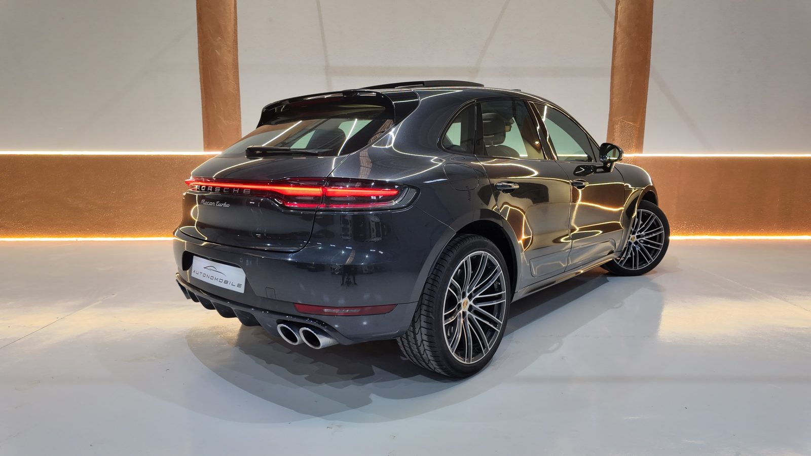 Porsche Macan Turbo trasera lateral