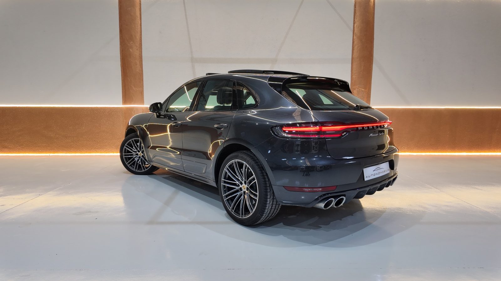 Porsche Macan Turbo trasera lateral